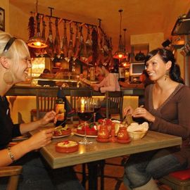 Restaurantblick mit Serranoschinken im Hintergrund