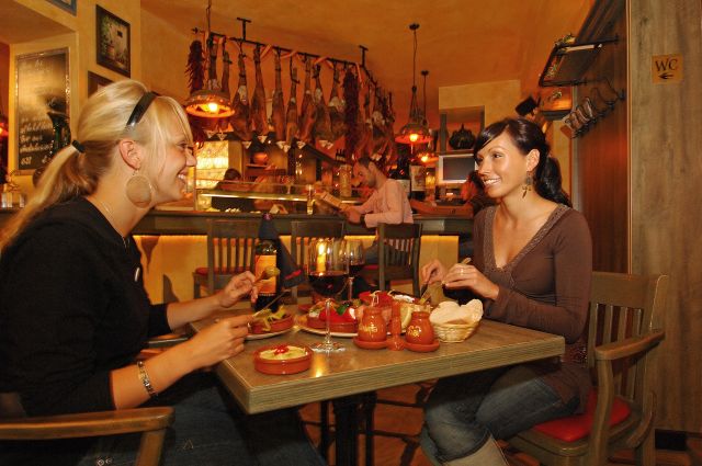 Restaurantblick mit Serranoschinken im Hintergrund