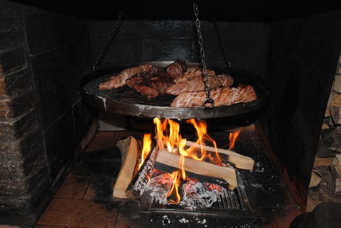 Unser Schwenkgrill - saftige Steaks über Buchenholz direkt vor Ihren Augen zubereitet!