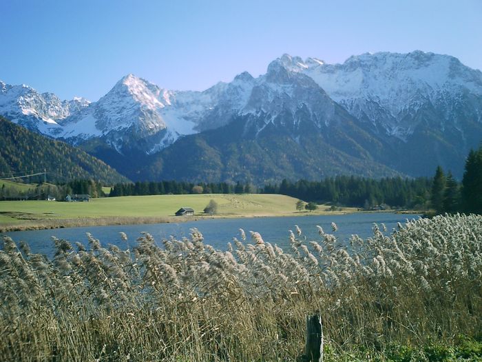 70m vor Ferienhaus Seerosl Am Schmalensee 7- Sicht auf das Karwendelgebirge vom Schmalensee