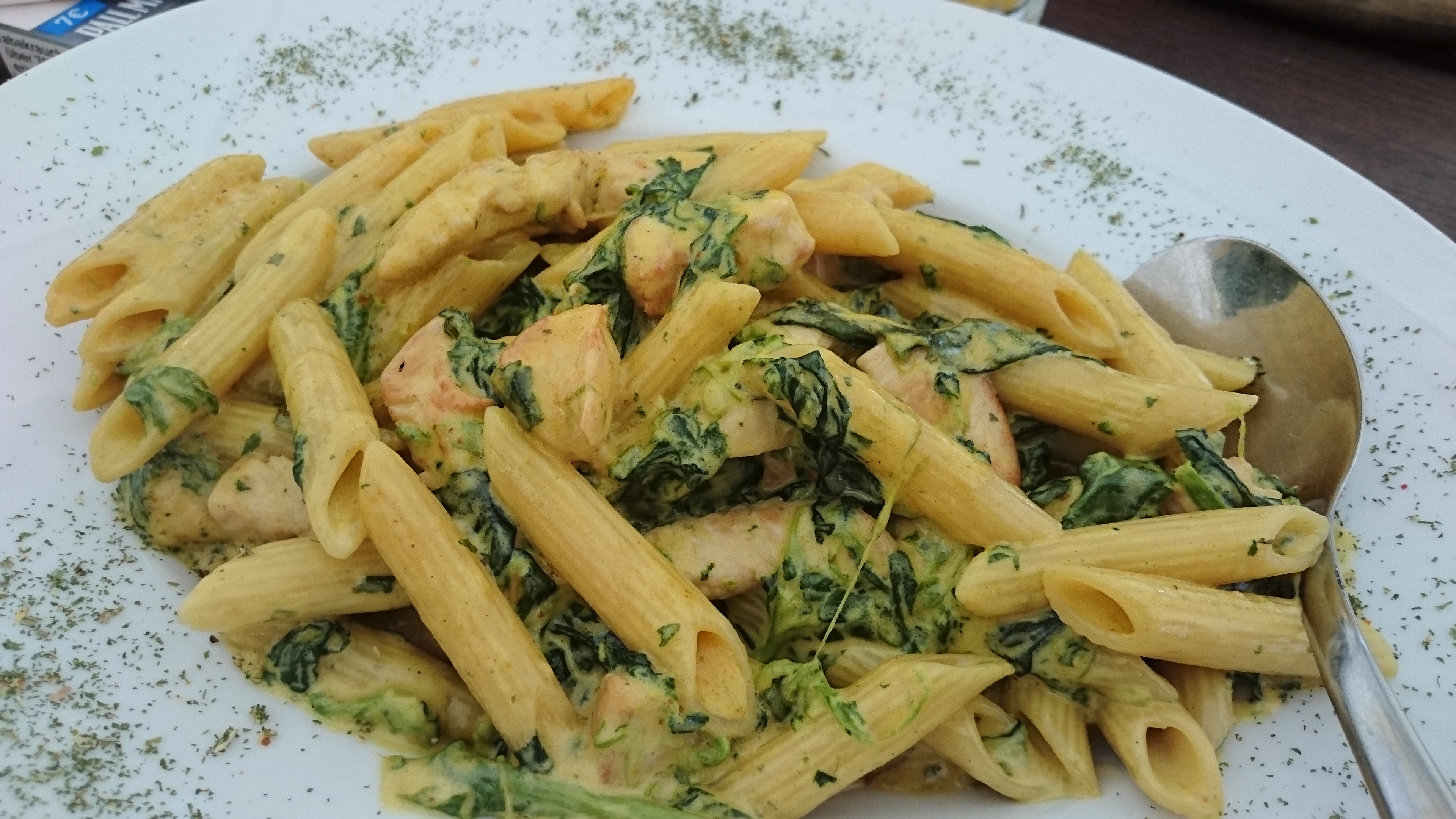 36. Pollo Basilico 11,50
Pasta mit Hähnchenbruststreifen und Champignons in einer Basilikum-Olivenölsauce und Parmesan