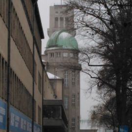 Auf dem Weg von Starßenbahn zum Eingang. links das Museum, im Hintergrund die Kuppel mit Sternwarte und dahinter der Wetter-Turm.