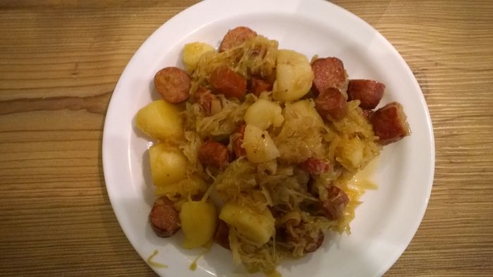 Sauerkrautpfanne mit Kartoffeln und Mettwurst