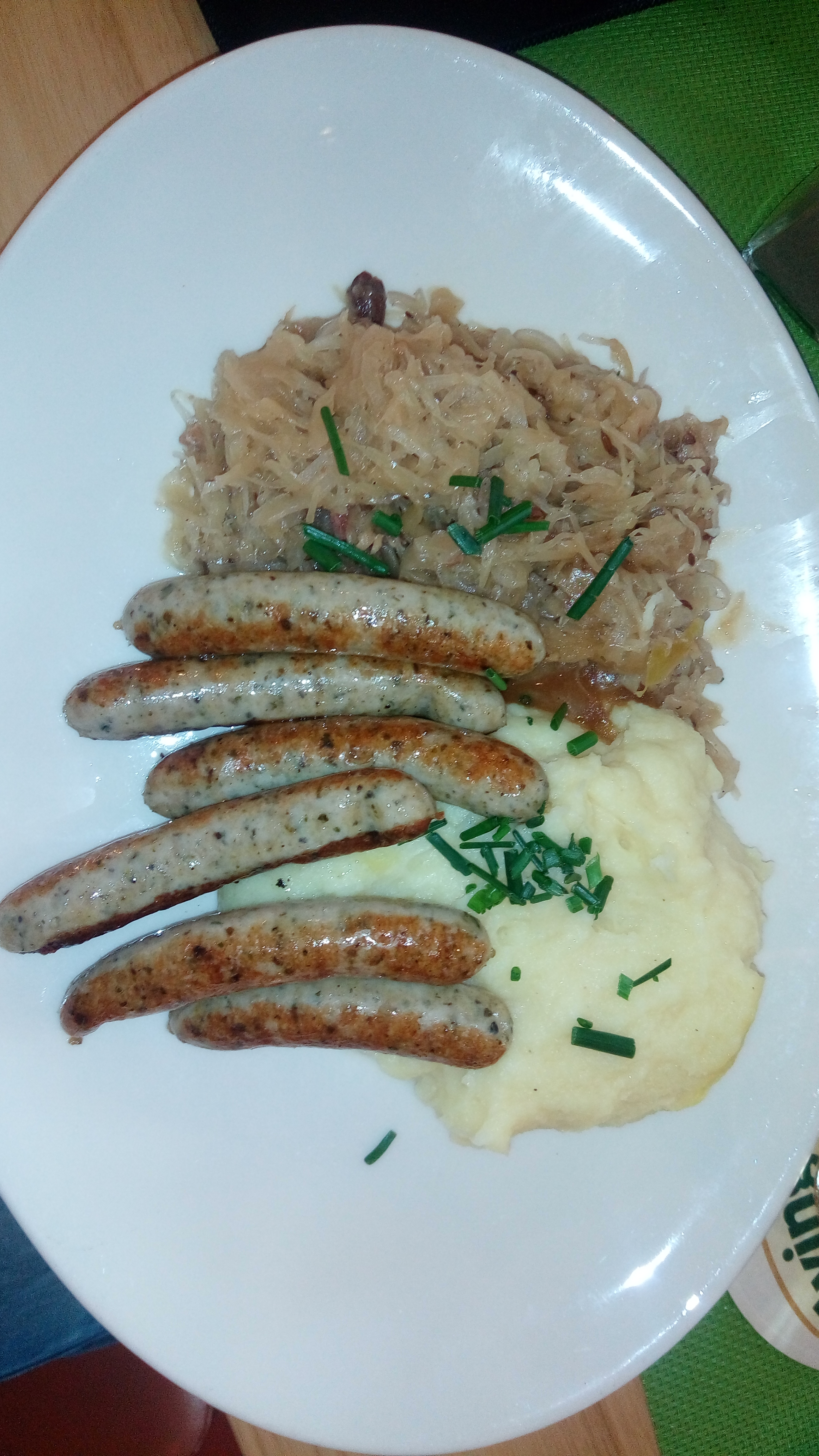 Nürnberger Würste mit Kartoffelpürree und Sauerkraut