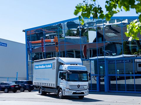 Fuhrpark und Produktionshalle - Blank Metallbau-Technik GmbH