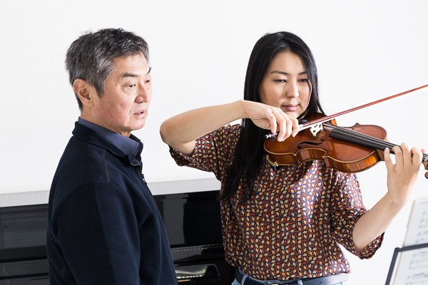 Unserer Geigenlehrer mit einer Schülerin