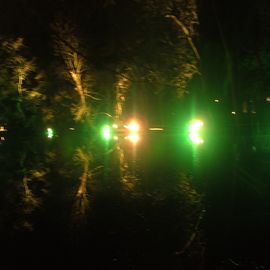 Teich im Schloßpark bei Nacht, zu sehen beim Rundgang während des Weihnachtsmarktes (unbedingt zu empfehlen).