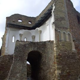 Ruine mit Durchgang