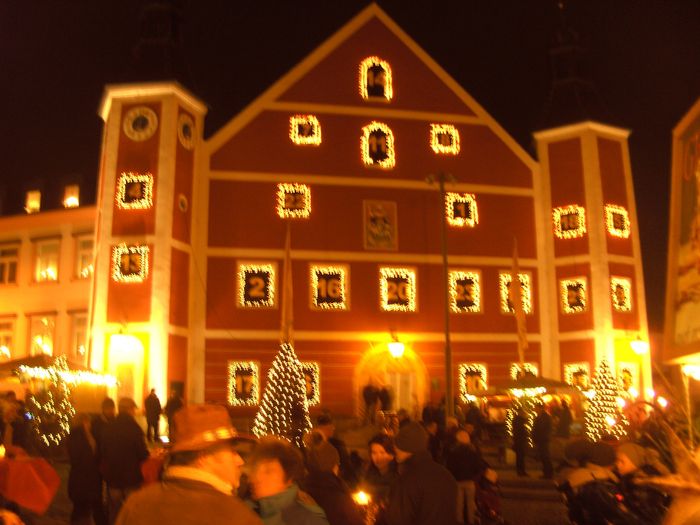 Weihnachtlich geschmücktes Rathaus umfunktioniert zum Adventskalender