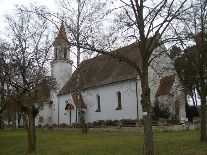 Kirche mit kleinem Park davor