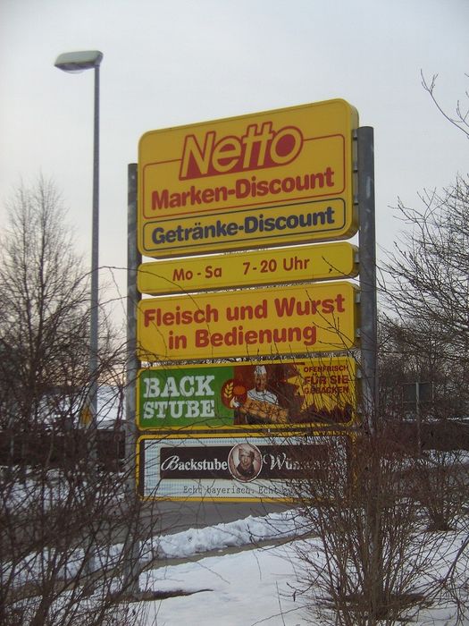 Die Backstube befindet im Gebäude des Nettomarktes, ganz unten findet man das Firmenschild