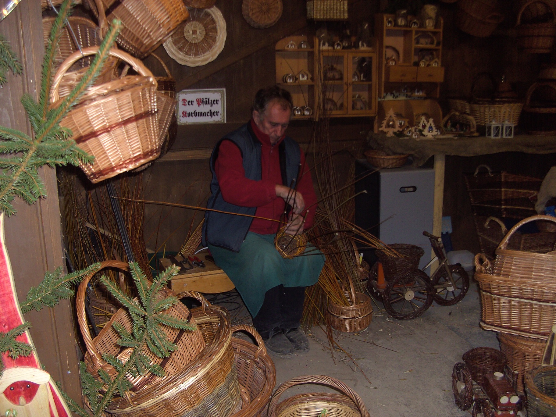 Korbmacher am Weihnachtsmarkt der Fürstin