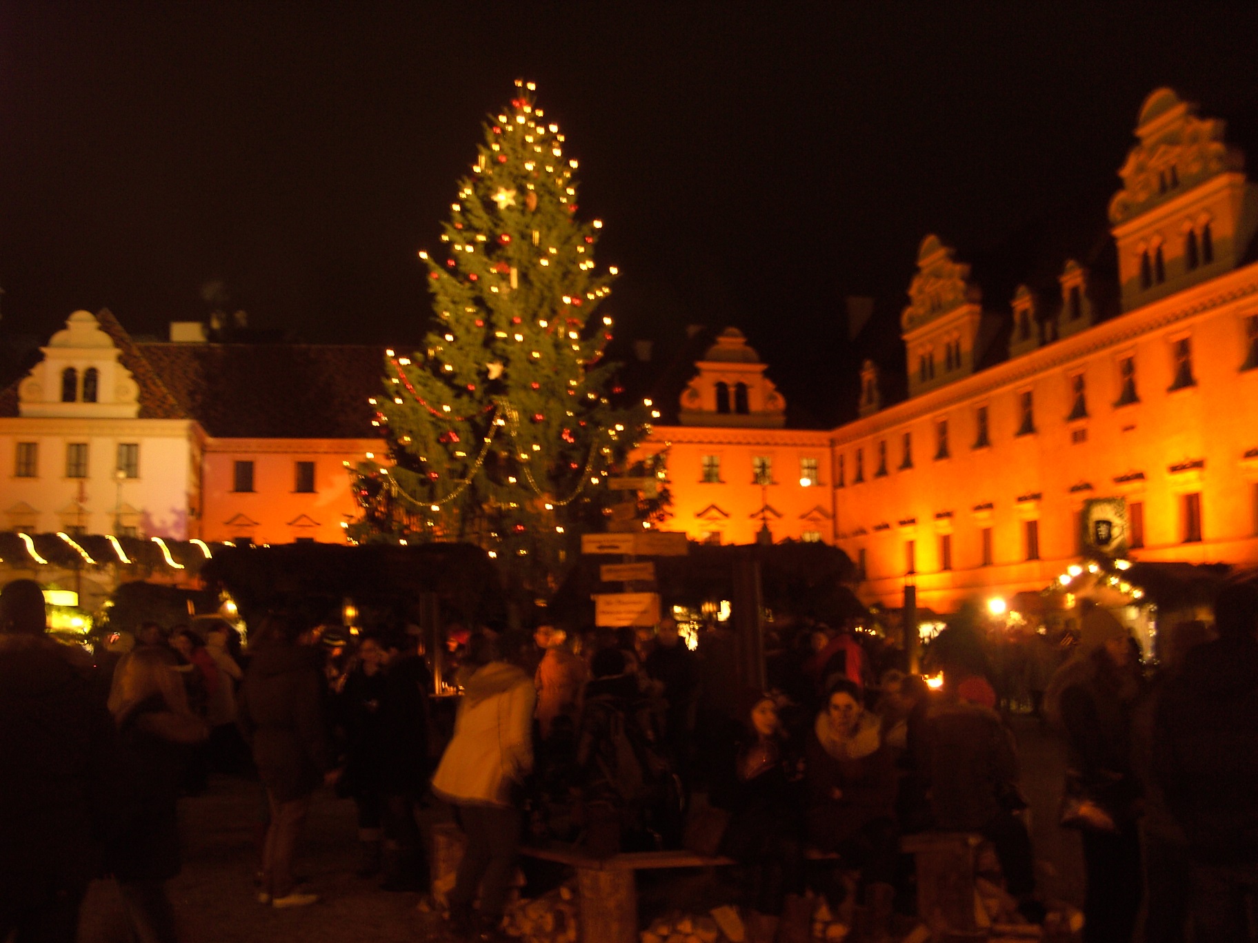 Weihnachtsbaum im Schlosshof