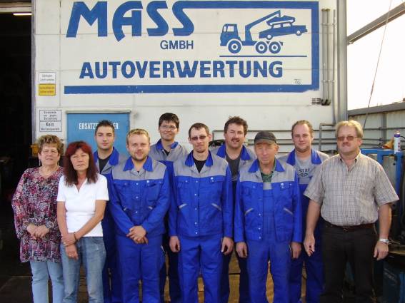 Alle Mitarbeiter, ganz links der Chef, Werner Mass