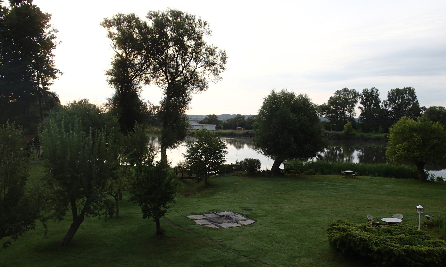 Blick vom Zimmer in den Garten des Dorotheenhof in Mescherin an der Oder.