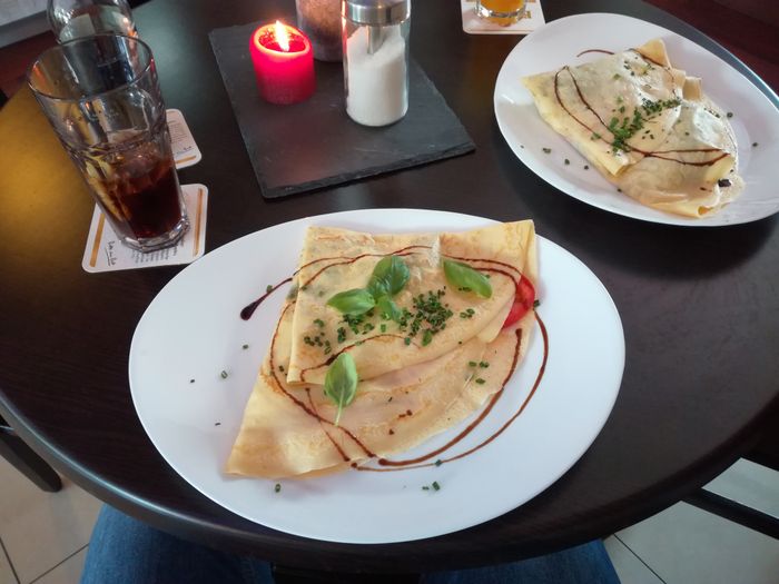 Crepe mit Tomate, Mozzarella & Basilikum im Cafe Sinnfonie