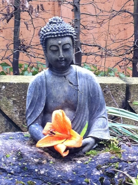 Buddha mit Blume