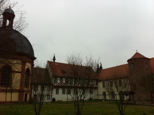 Kirche, Pfarrhaus des ehemaligen Benediktinerklosters.