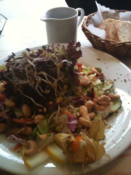 Salat mit Sonnenblumenkernen, Cashewkernen und Mandeln