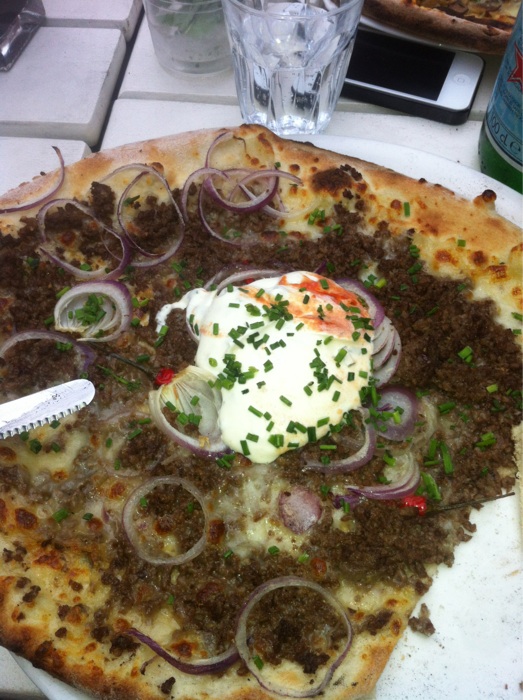 der pizzabelag ist das was die italiener gestern mit uns gemacht haben: hackfleisch