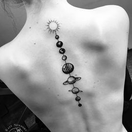 Katy Newport Tattoo Bamberg: Planetensystem Tattoo am Rücken 