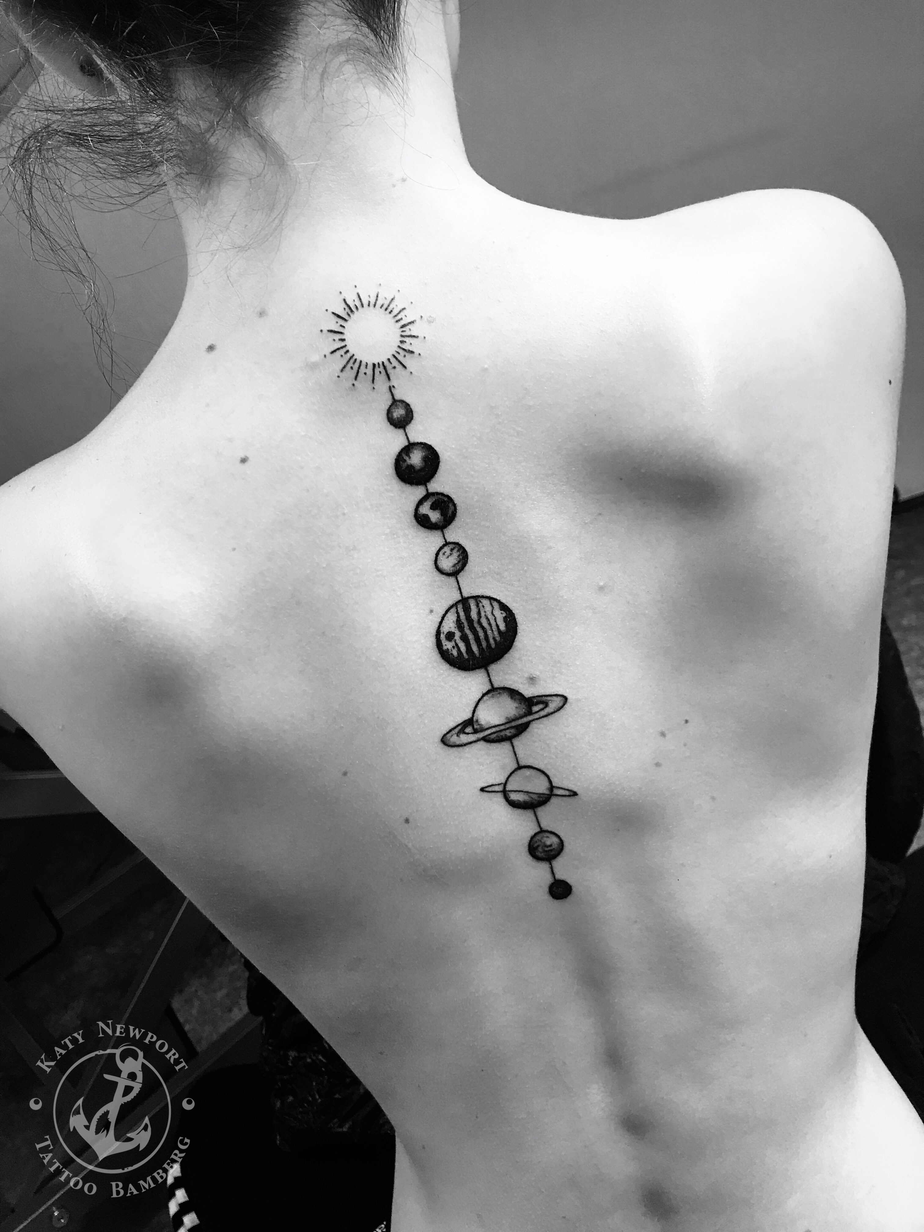 Katy Newport Tattoo Bamberg: Planetensystem Tattoo am Rücken