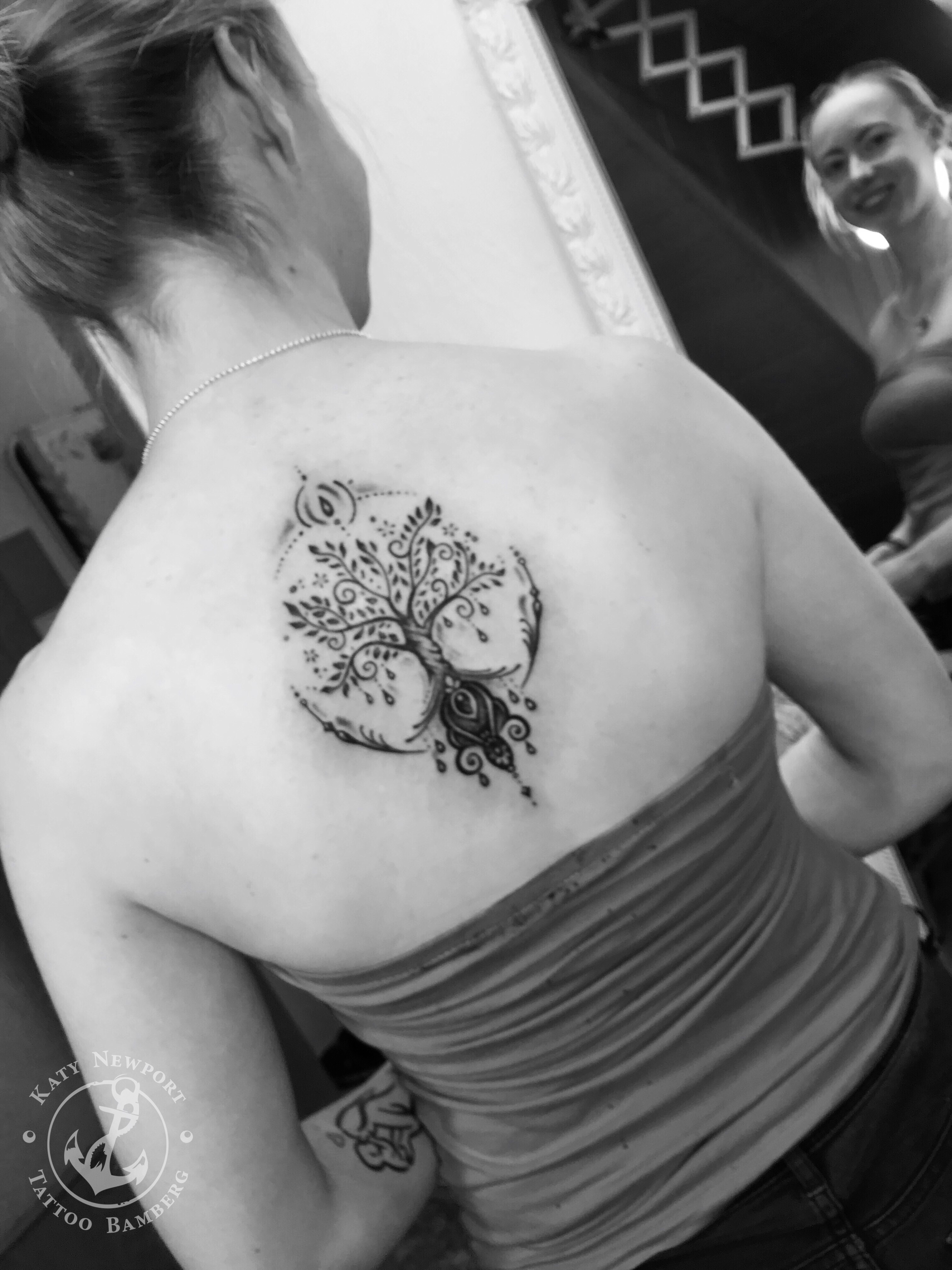 Katy Newport Tattoo Bamberg: Lebensbaumtattoo