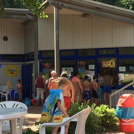 Kiosk für Kaffee, Getränke und Snacks.