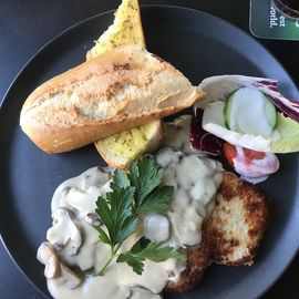 Casador Schnitzel mit Kräuterbaguette - 11,80 €