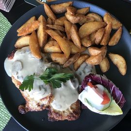 Casador Schnitzel mit Wedges - 11,80 €