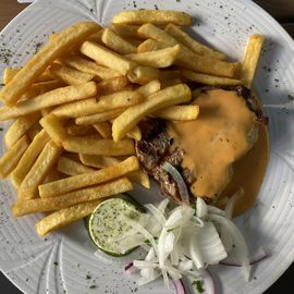 Diesmal "nur" kleine Portion - Filetsteak mit Pommes und Salat für 14,50 €
