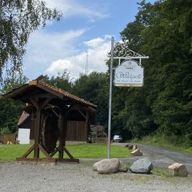 Am Parkplatz zum Eingangsbereich