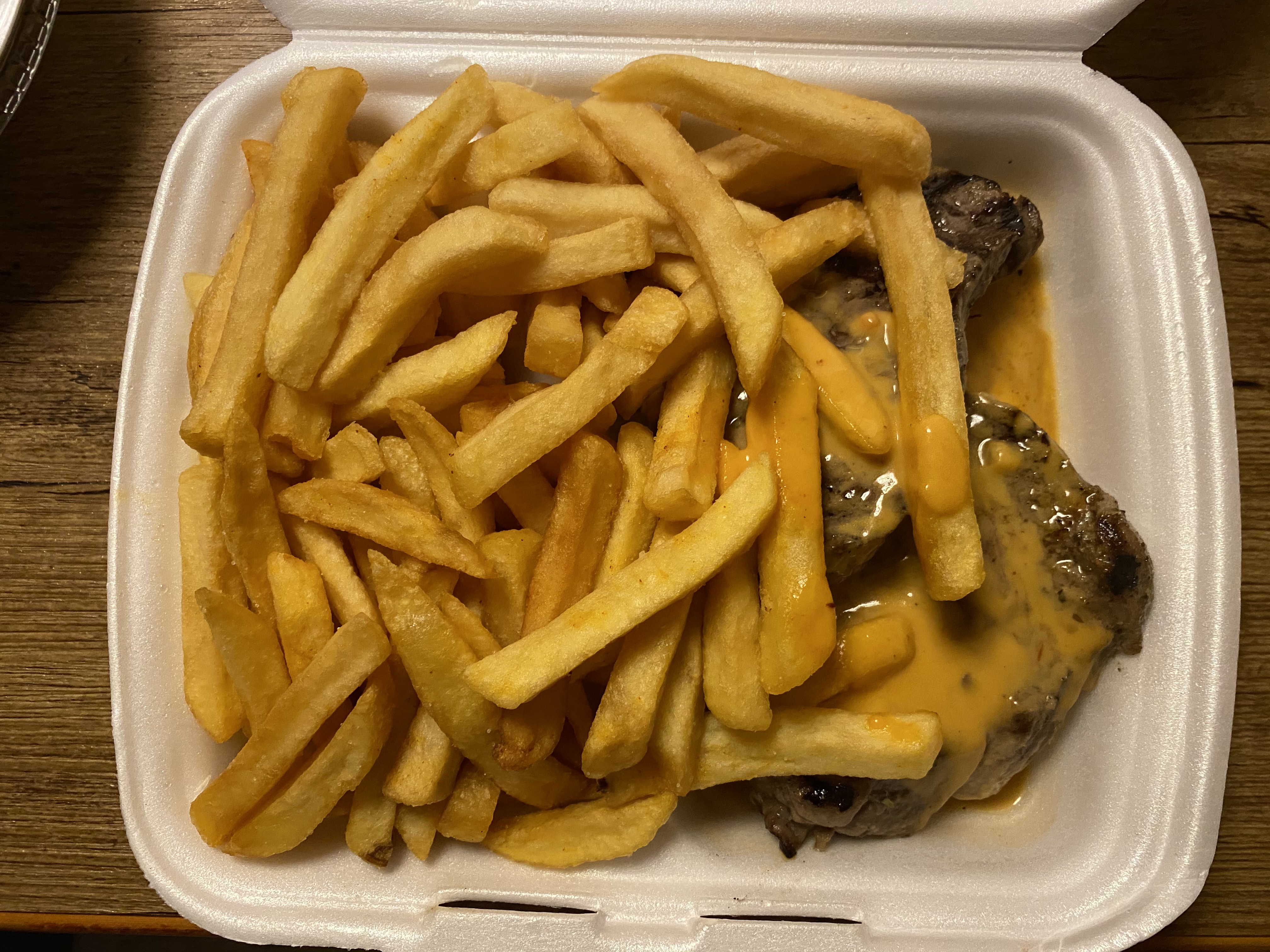 Zwei St&uuml;cke Rinderfilet mit Pommes (und Beilagensalat f&uuml;r 20,40 &euro;) Abgeholt.