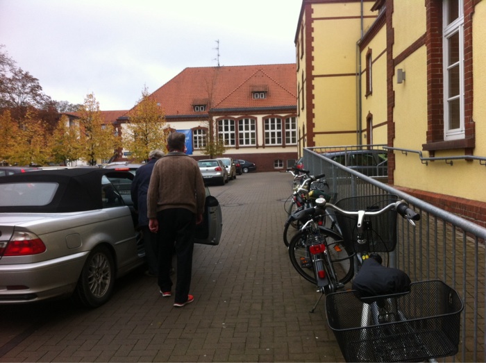 Parkplätze immer voll, daher lieber mit Fahrrad :-)