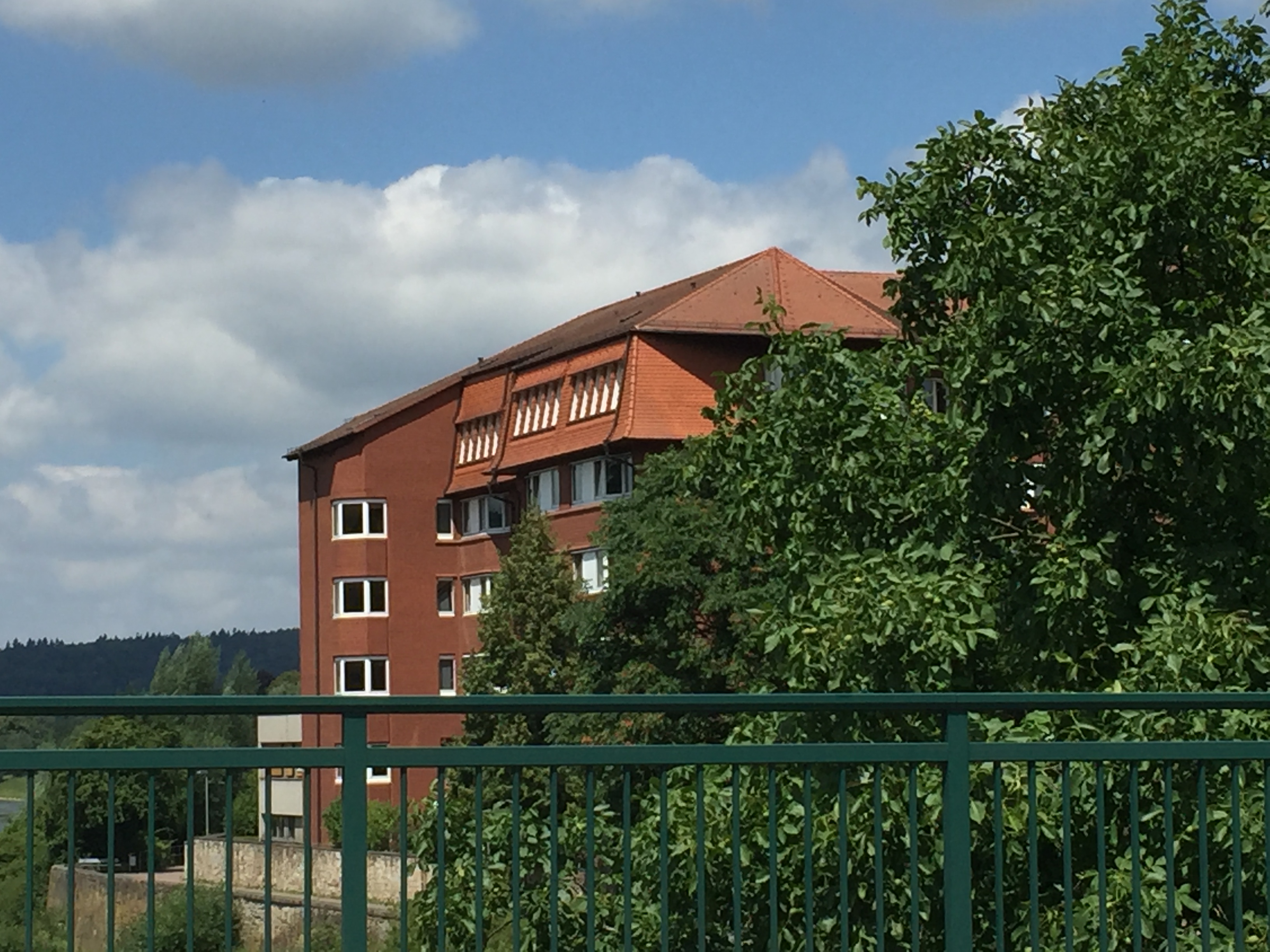 Von der Weserbrücke aus gesehen.