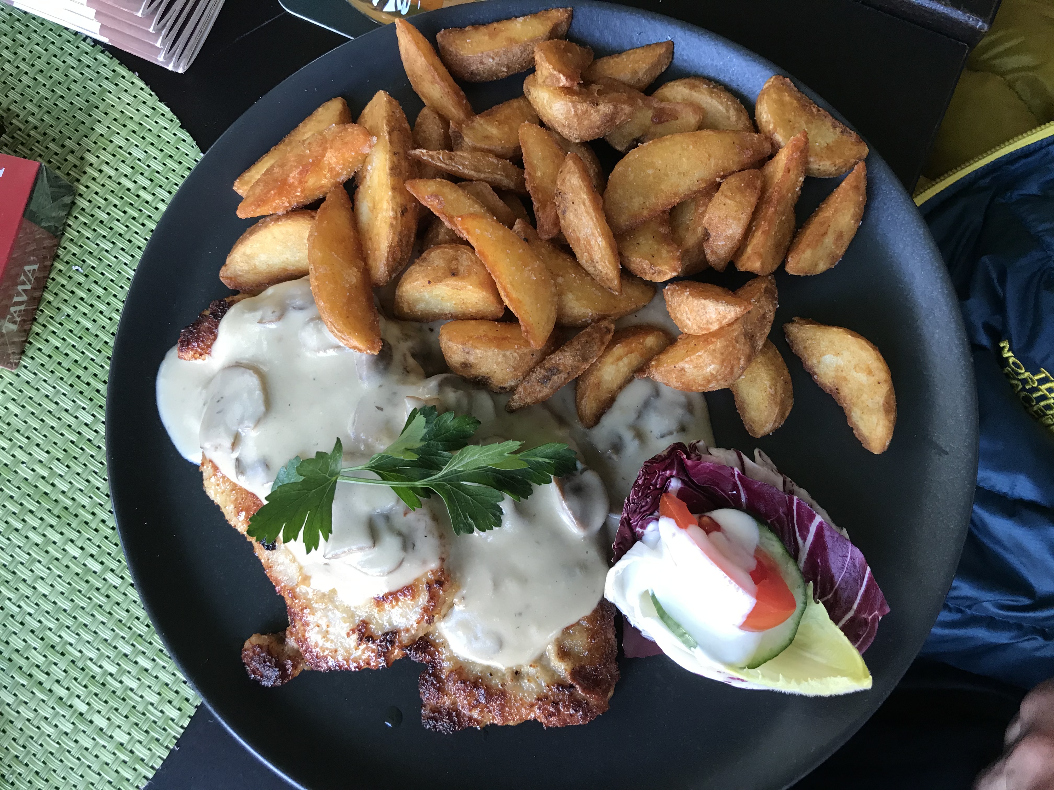 Casador Schnitzel mit Wedges - 11,80 €