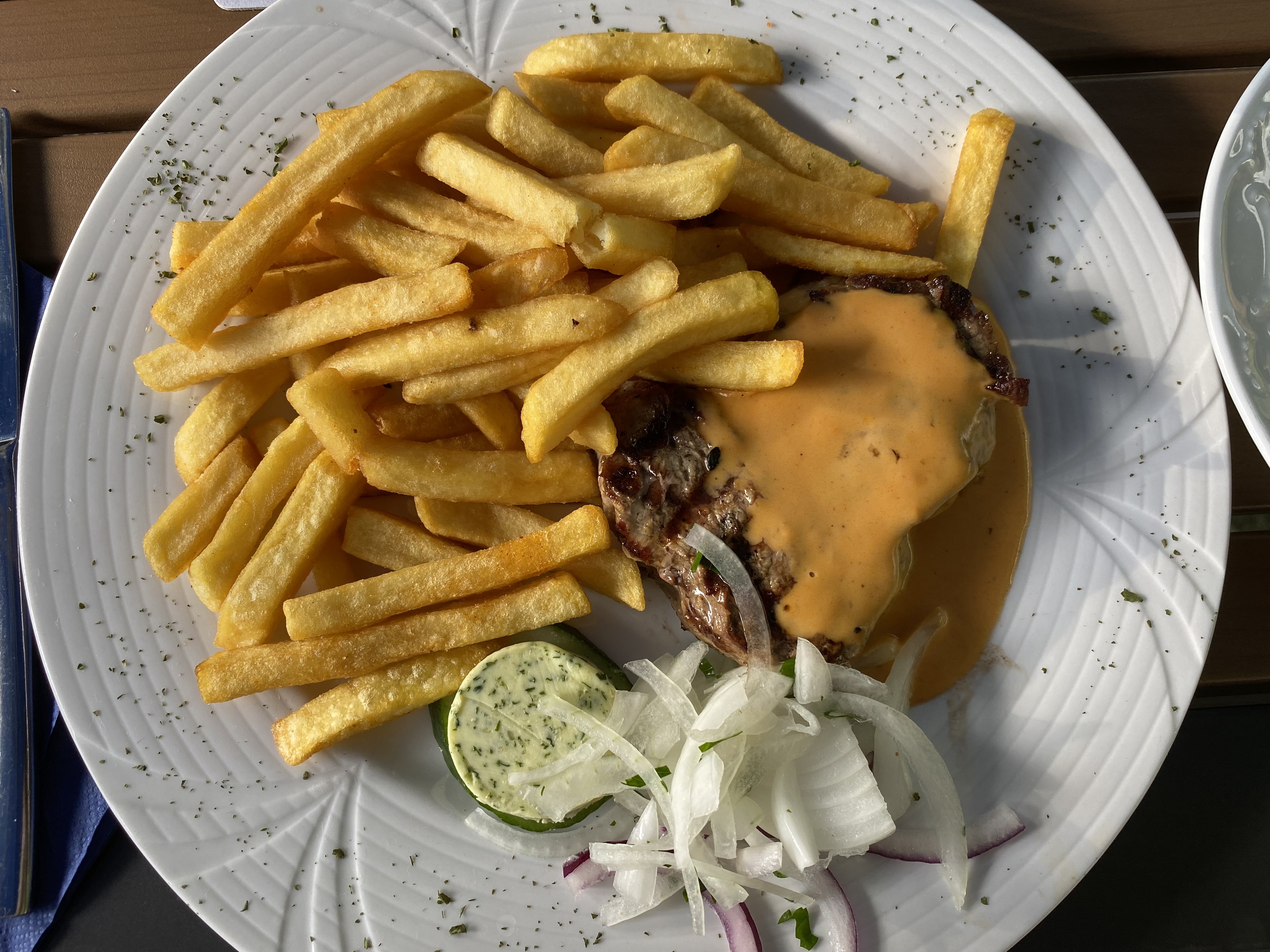 Diesmal "nur" kleine Portion - Filetsteak mit Pommes und Salat für 14,50 €