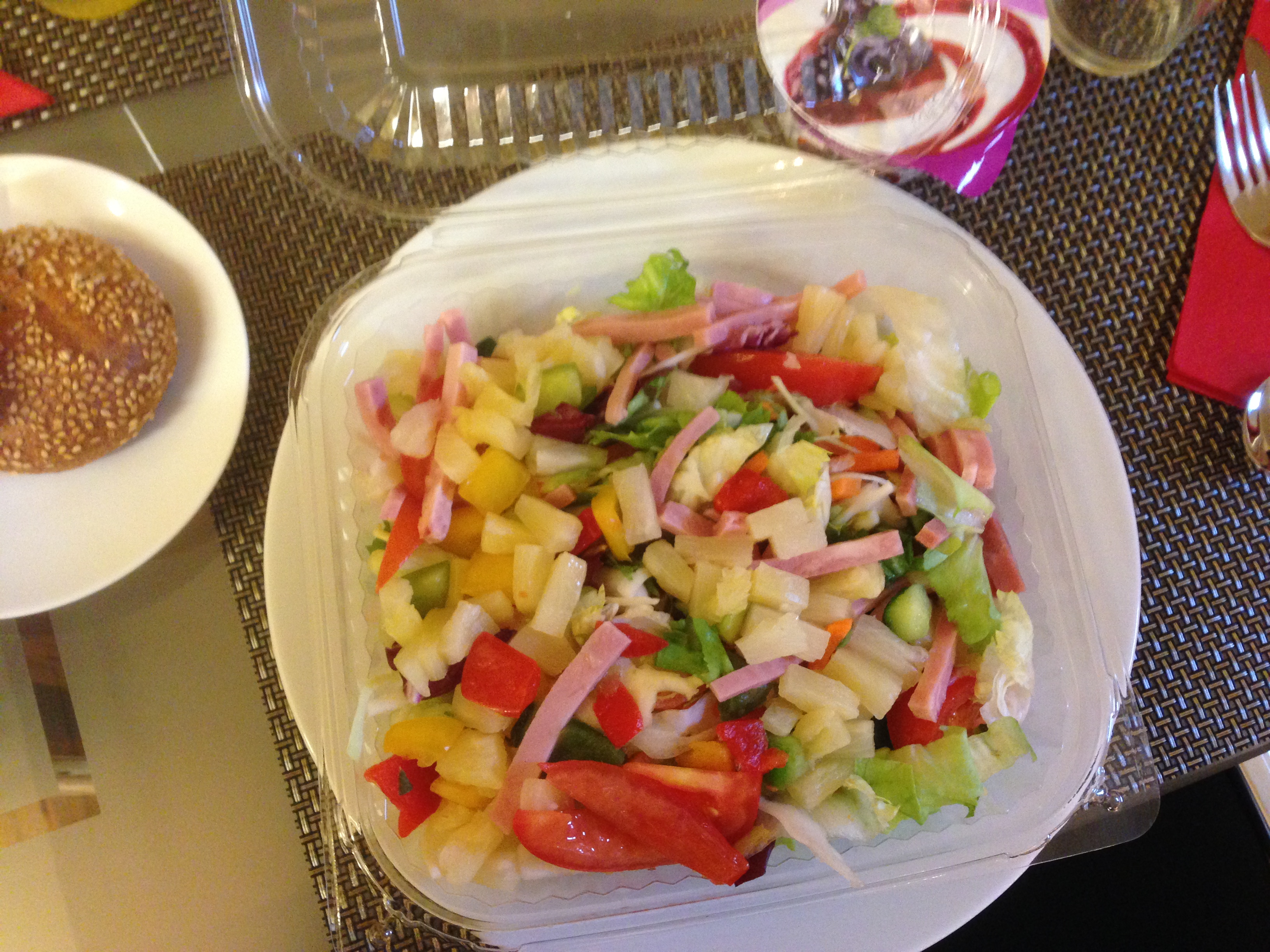 Salat mit dicke Schinkenstreifen, Ananas und vieles mehr.