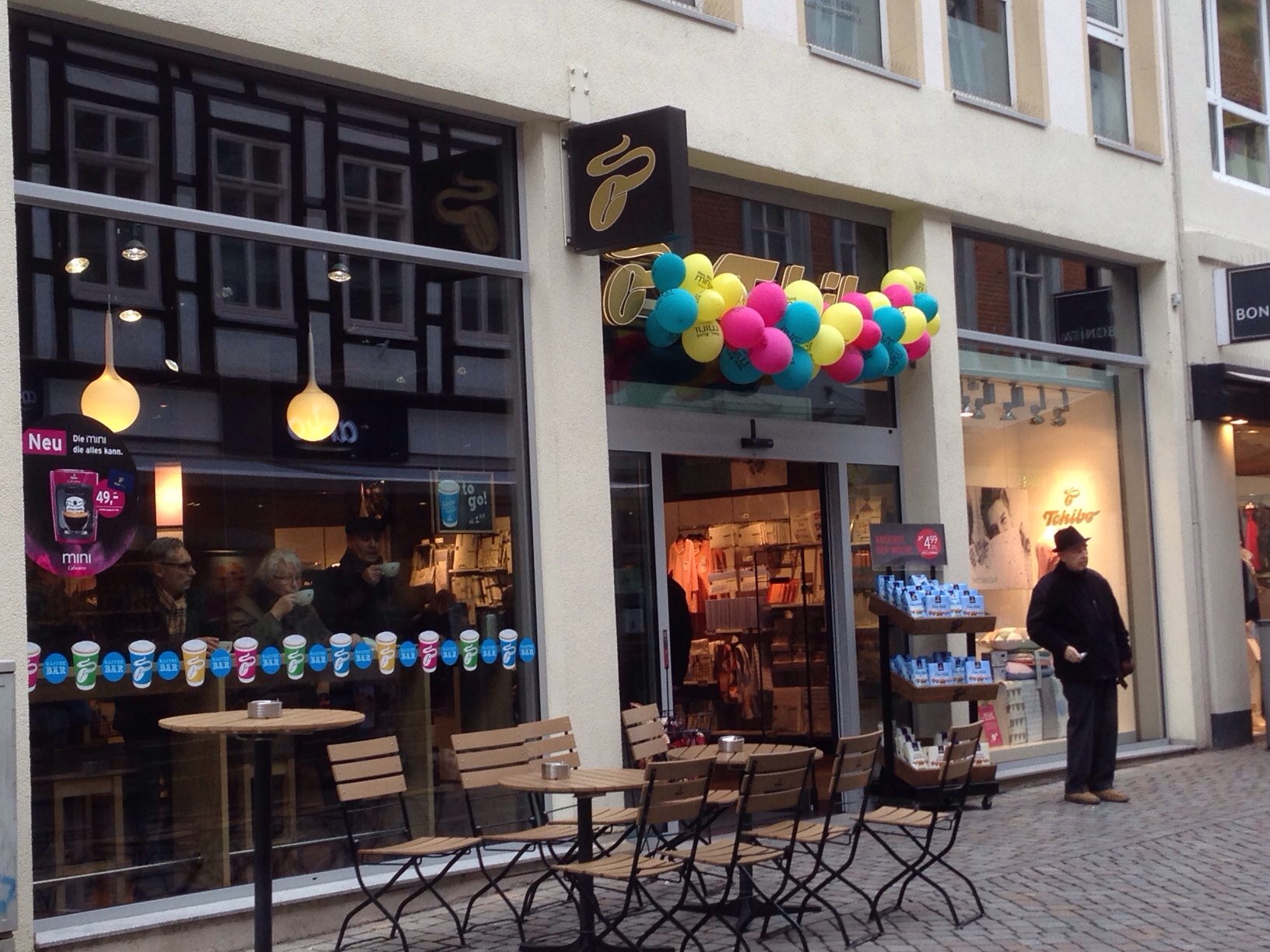 Bild 1 Tchibo Filiale mit Kaffee Bar in Hameln