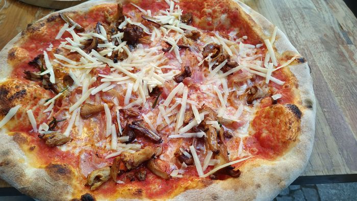 Pizza mit Steinpilzen, Speck und Grana Padano (Empfehlungskarte)