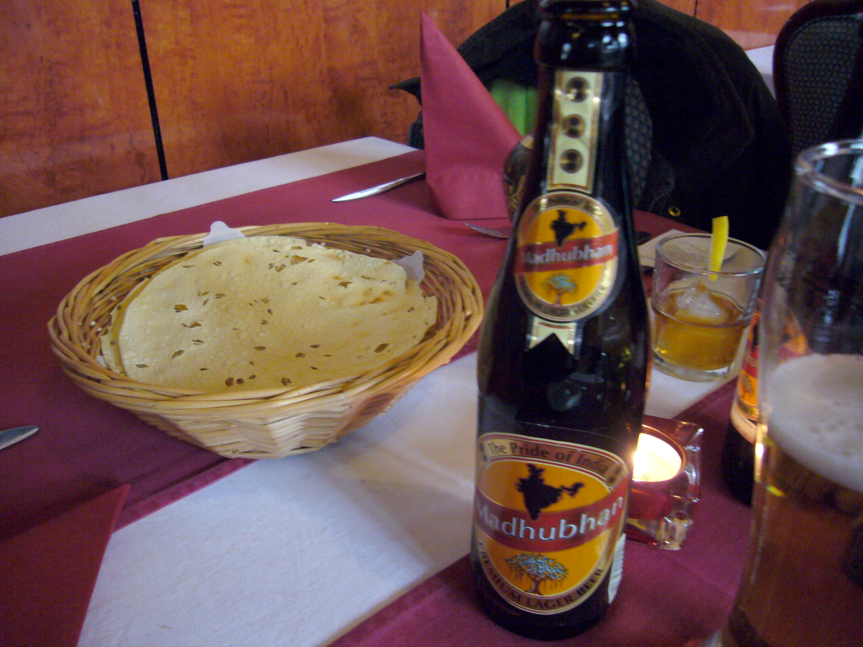 Papadam und indisches Bier