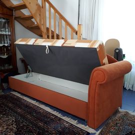 bei diesem Schlaf-Sofa soll der  Bettkasten im Farbton und Stoff passend zum übrigen Bezug 
neu bezogen werden und die Seitenarmlehne ans andere Ende geschraubt werden. 