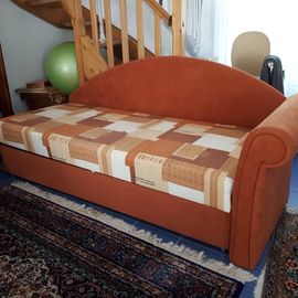 bei diesem Schlaf-Sofa soll der  Bettkasten im Farbton und Stoff passend zum übrigen Bezug 
neu bezogen werden und die Seitenarmlehne ans andere Ende geschraubt werden. 