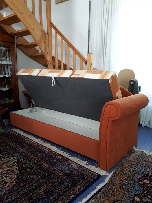 bei diesem Schlaf-Sofa soll der Bettkasten im Farbton und Stoff passend zum übrigen Bezug neu bezogen werden und die Seitenarmlehne ans andere Ende geschraubt werden. 