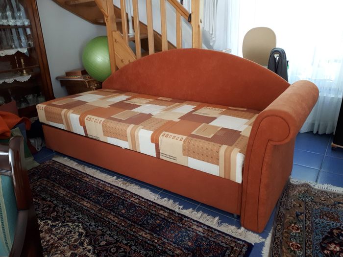 bei diesem Schlaf-Sofa soll der Bettkasten im Farbton und Stoff passend zum übrigen Bezug neu bezogen werden und die Seitenarmlehne ans andere Ende geschraubt werden. 