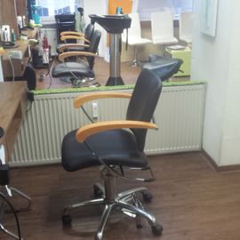 Wir haben unseren Salon wieder ein wenig aufgepimt, durch neue Bedienstühle und einem zusätzliches Rückwärtswaschbecken :-)