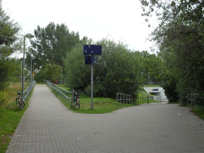 Links der barrierefreie Zugang zu Gleis 1 (Richtung Stralsund) und rechts der Weg zu Gleis 2 (Richtung Berlin oder Insel Usedom) sowie die Treppe zu Gleis 1.