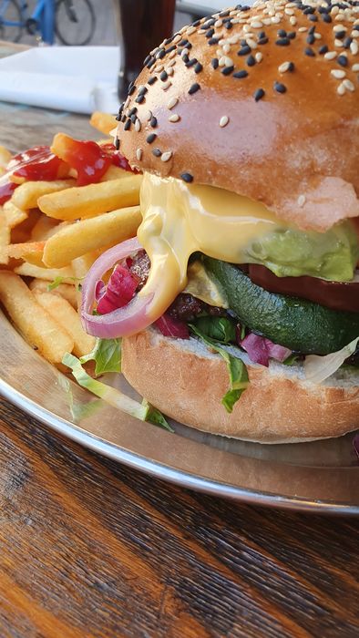 Burger Neukölln mit Pommes