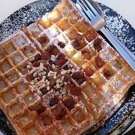 Waffel mit Rosinen und Nüssen 