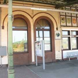 Bahnhofs-Ostseite mit im Original erhaltener gusseiserner S&auml;ule, wahrscheinlich von 1841, 04.10.2014.